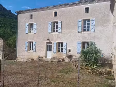 ancien corps de ferme en pierre de 184m2 habitable environ sur 2868m2