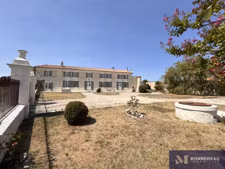 demeure en pierre renovee avec piscine  jardin et annexe