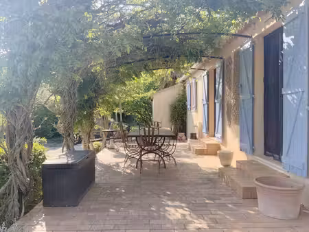 villa de plain pied avec piscine village tous commerces.