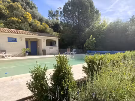 villa de plain pied au calme   terrain avec piscine et vue dégagée.