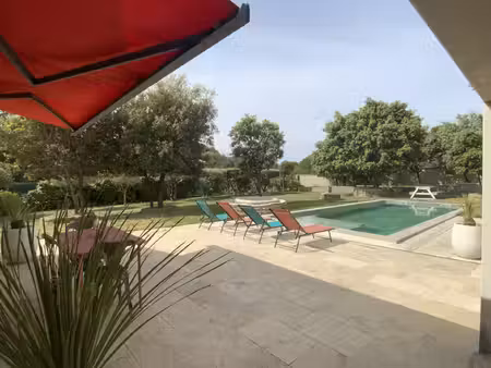 villa de plain pied sur beau terrain arboré avec piscine.