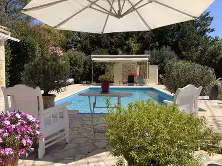villa de plain pied dans un quartier résidentiel d'uzès sur un terrain de 1500 m2 avec...