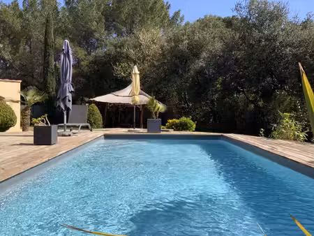 villa de plain pied sur un magnifique terrain arboré avec piscine.