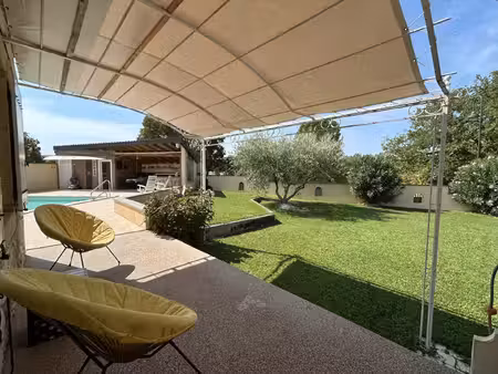 villa plain pied sur 1000 m2 de terrain avec piscine.