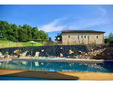 grande longère rénovée (4 habitations) sur 5 ha.