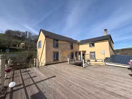 a vendre  coupiac maison avec terrasses et terrains attenants et non attenants.