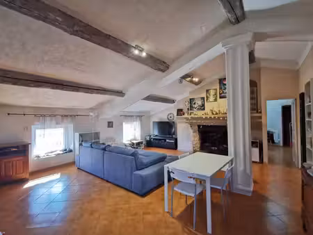 appartement t4 de 109 m² avec terrasse et place de parking dans un lieu chargé d'histoire