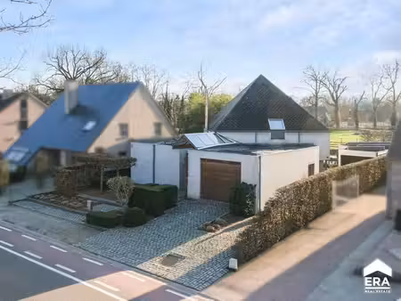 maison ouverte avec jardin et piscine