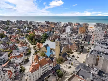 immeuble comprenant 2 app. et 1 commerce près de la mer !