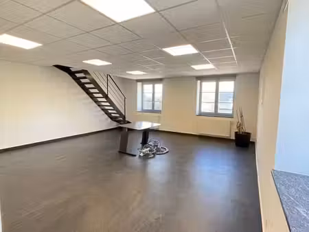 bureau très bien situé 120 m²  3 minutes de l’e411. peb b