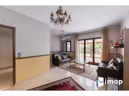 quartier mairie. 2mn rera. maison familiale 4/5ch. jardin