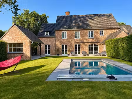 villa contemporaine avec piscine dans le golf du bercuit