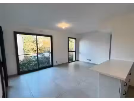 location appartement 2 pièces 47 m² à aix-en-provence (13090)  950 €