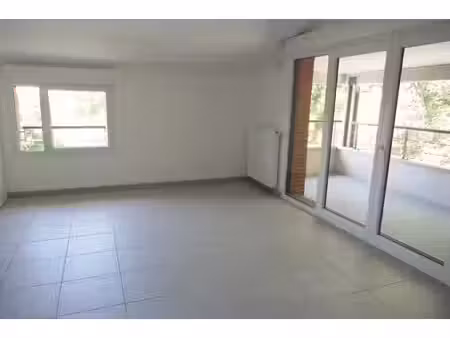 t3 au dernier étage en bon état de 60 m2 avec balcon  et 2 places de parking en sous-sol