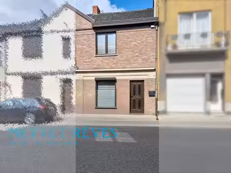 maison de 3 à 4 ch. avec jardin et garage non attenant.