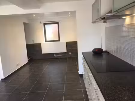 maison dans une rue calme près des grands axes et de la gare