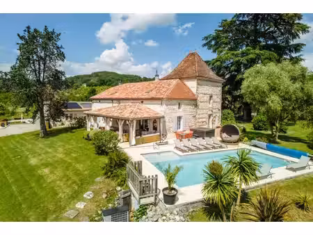 maison de campagne avec annexes  3 x piscines et vue