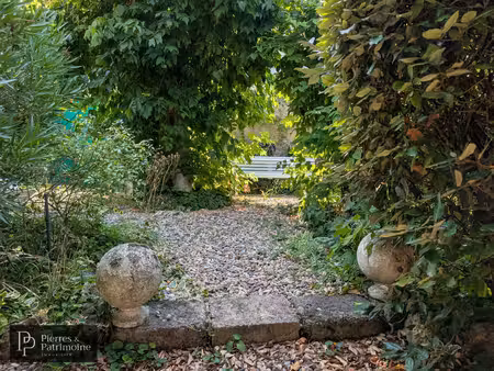 maison en pierre lumineuse avec jardin  dépendance et garage