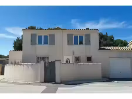 villa de 105 m² habitables avec jardin entièrement clos de murs.