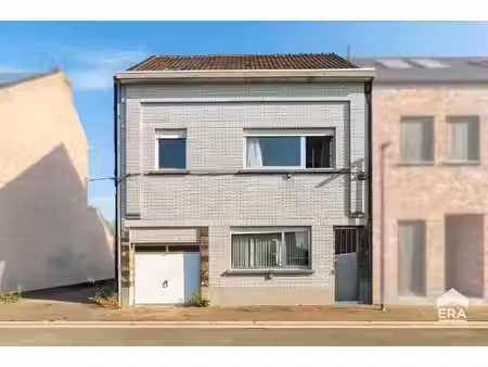 grande maison 3-façades  5 ch.  hangar et grand parking