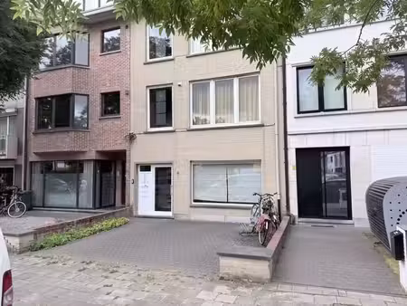 praktijkruimte / kantoor met tuintje-koer