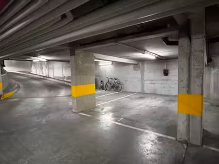 place parking intérieure + borne chargement individuelle