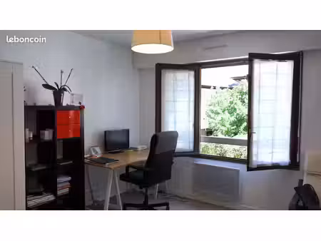 loue appartement 26 m² ile verte  avec place de parking privative