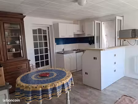 location f2 meublé en rch de 44m2 avec cour de 13m2