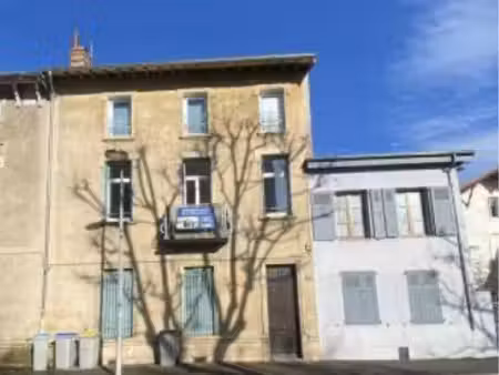 apparemment 64 m2   1 ier étage petit immeuble