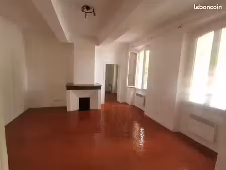 2 pièces  45 m2  2ème étage  centre ville de lorgues