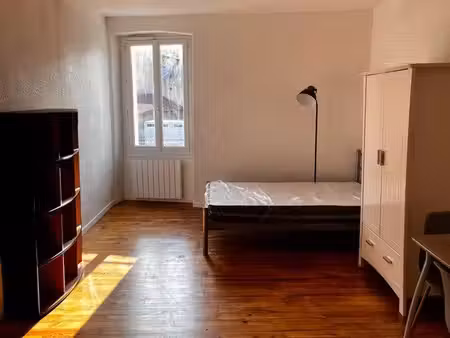 studio meublé 30 m² – refait à neuf – parking sécurisé