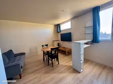 studio moderne et lumineux- parking et extérieur