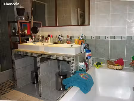 escalier permet d'accéder à la 3ème chambre située au 1er niveau