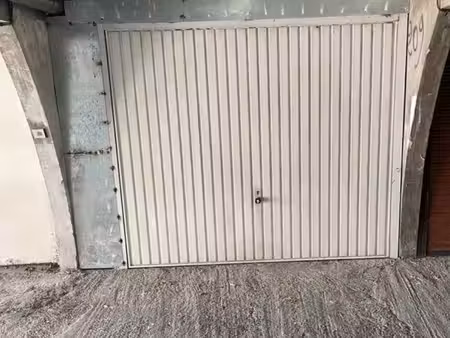 ? box 18 m² à louer – résidence sécurisée – fort-de-france