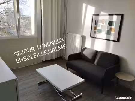 grand studio meublé au pied du métro