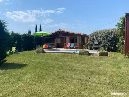 maison chaleureuse avec piscine et jardin