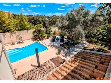 magnifique maison gardoise  fond d'une impasse divisé en 2 logements  arboré avec piscine 