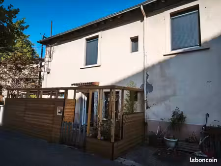 oullins – duplex 70 m² esprit maison + extérieur – 2 ch. – garage possible