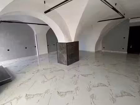 local commercial à louer 95 m² climatisé avec vitrine
