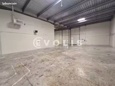 local d'activité 900 m²