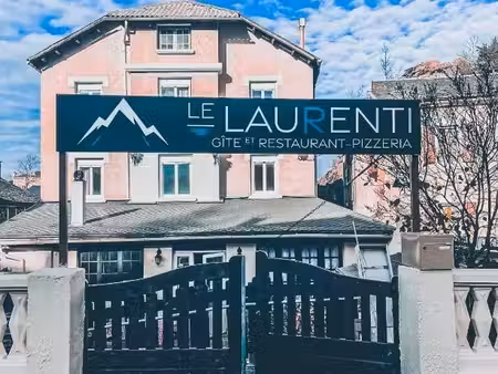 auberge/ bâtisse de village