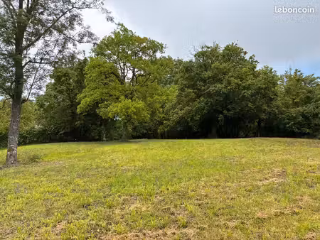 terrain constructible de 2 158 m² à clérey