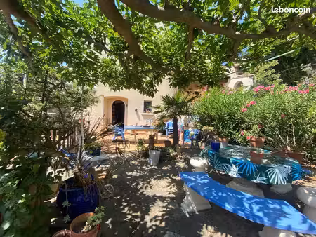 demeure de village audoise fondée au début du 19 ième   restaurée en 1975 avec jardin arbo