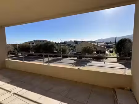 appartement 3 pièces de 70m2 avec terrasse et places de parking