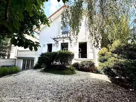 maison 10 pièces 230 m²
