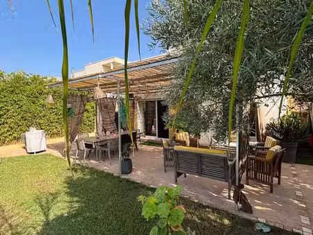 maison d environ 200m2 avec piscine  jardin et location saisonniere