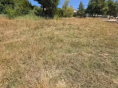 terrain constructible idéalement situé au coeur du sud ardèche