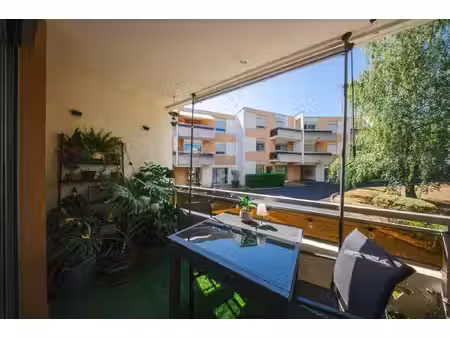 t2 de 66.5m2 - grand balcon+ cave - gravouses