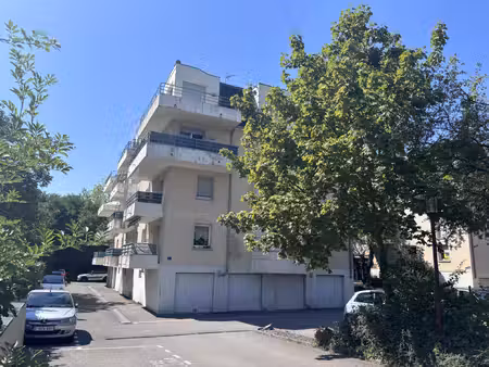 erstein : studio en rdc avec parking.