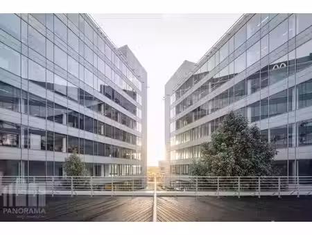 707 m² d'espace de bureaux moderne à côté de l'aéroport d...